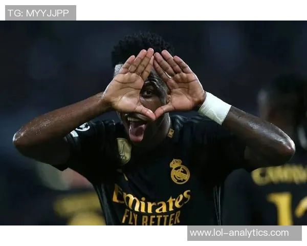 欧联杯激战：拜仁逆转那不勒斯红牌争议引发全场热议